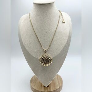 NWT Monet GOLD TONE SHELL PENDANT